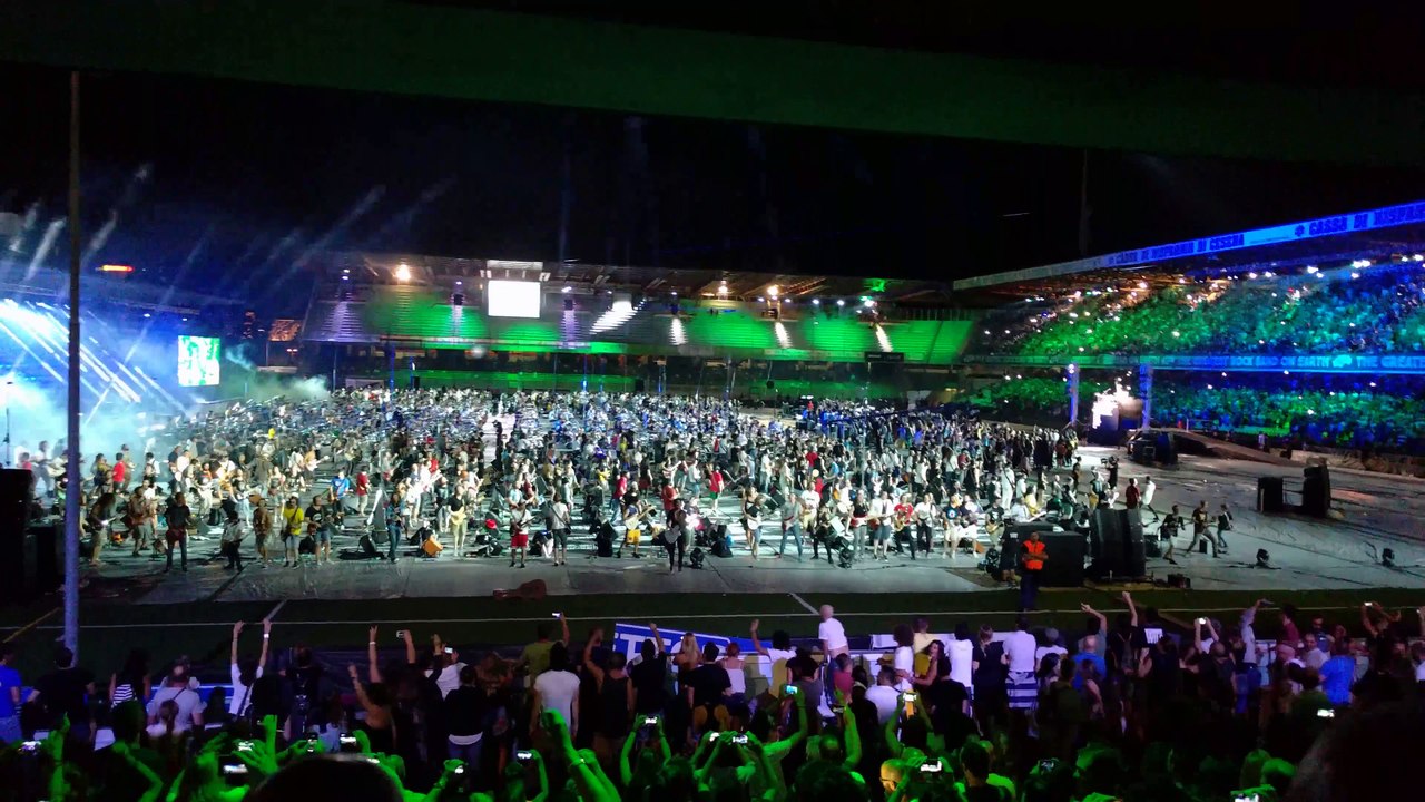 1200 personnent jouent du Nirvana en concert en même temps ! "Smells like teen spirit"