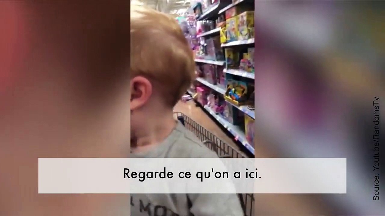La réaction de ce petit garçon une fois dans le magasin de jouets: émouvante.