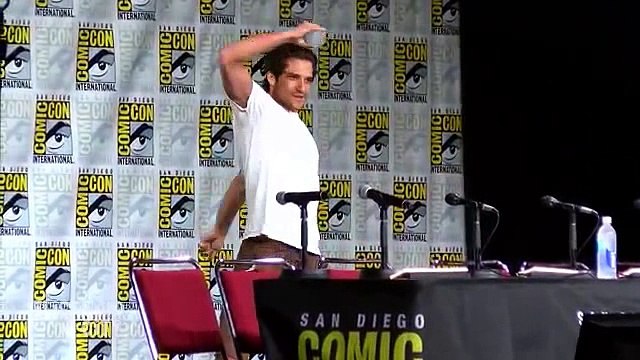 Tyler Posey Performs Flashdance at TEEN WOLF Comic Con 2016 Panel - SUB ITA