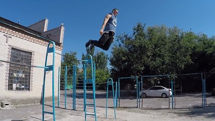 Erik Mukhametshin réalise des figures acrobatiques