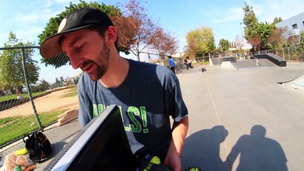 Ils font du skateboard avec une télévision à écran plat