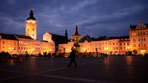 Bohême méridionale à Ceské Budéjovice, place de l'hôtel de ville de nuit