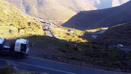 Un poid lourd en panne dans un virage et en descente l'histoire ne peut que mal tourner.