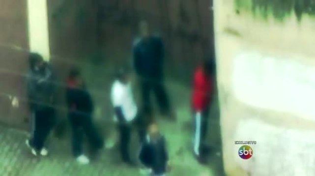 Exclusivo: Tráfico de drogas acontece livremente em condomínio de prédios populares