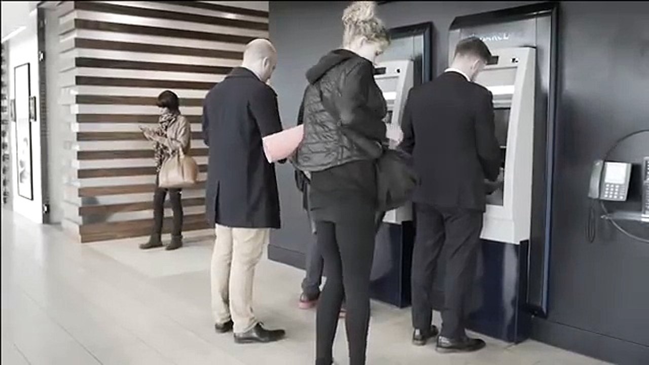 Mira por qué debes estar atento al sacar dinero de un cajero automático