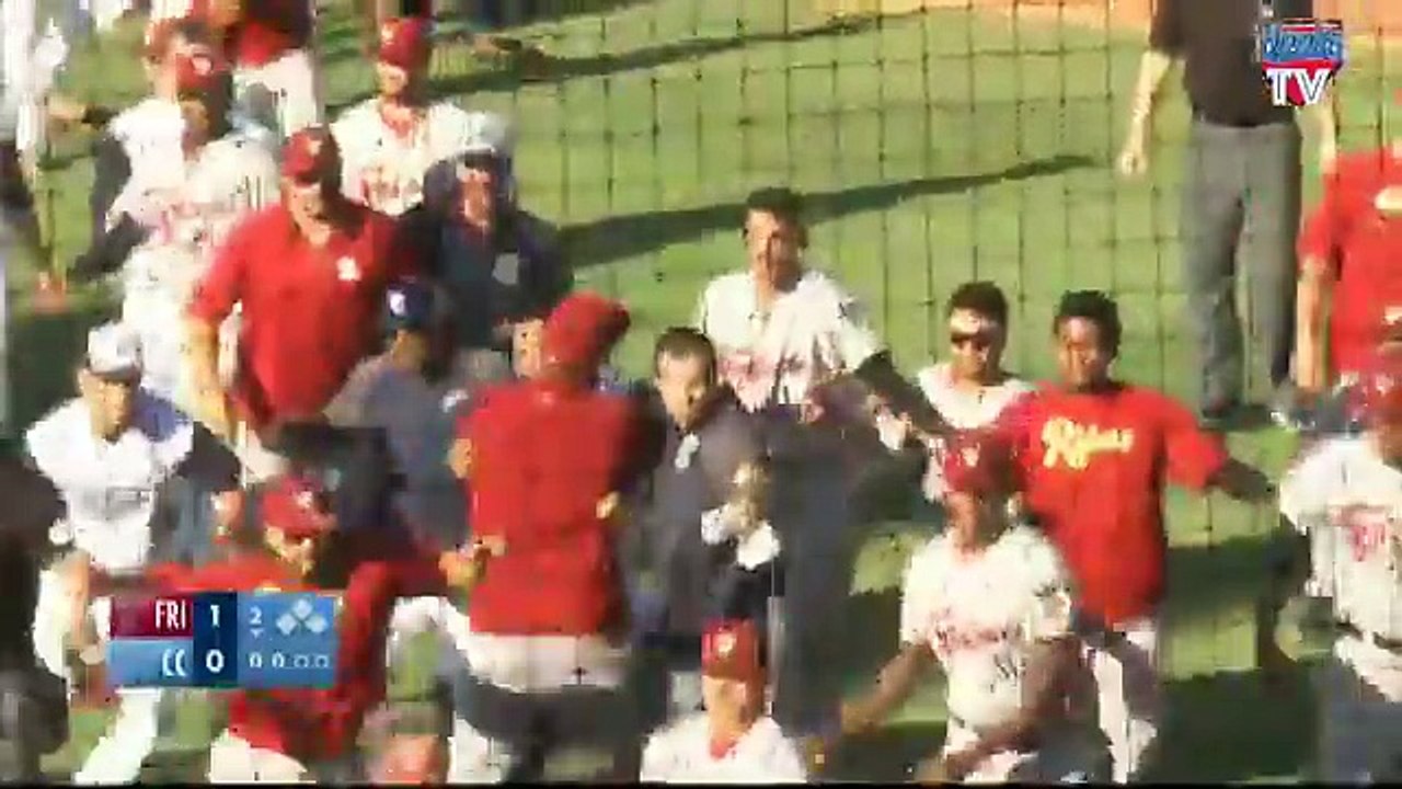 Enorme bagarre en plein milieu d'un match de Baseball