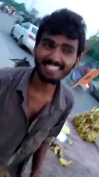This fruit seller boy blessed with amazing voice raw talent of Pakistan