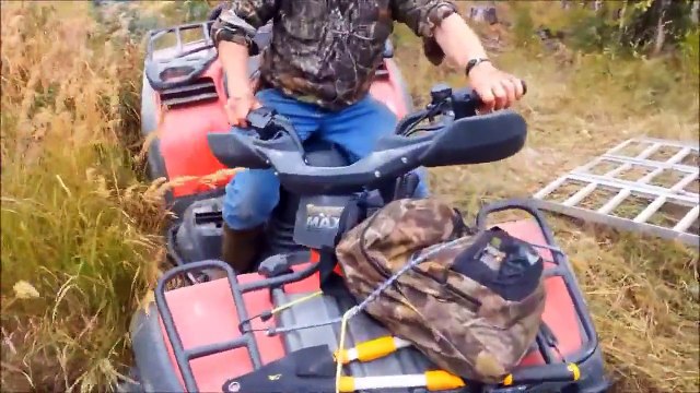 Il rate complètement le chargement de son quad sur son pickup !
