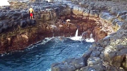 La piscine naturelle la plus dangereuse au monde... Ces baigneurs passent à ça de la mort!