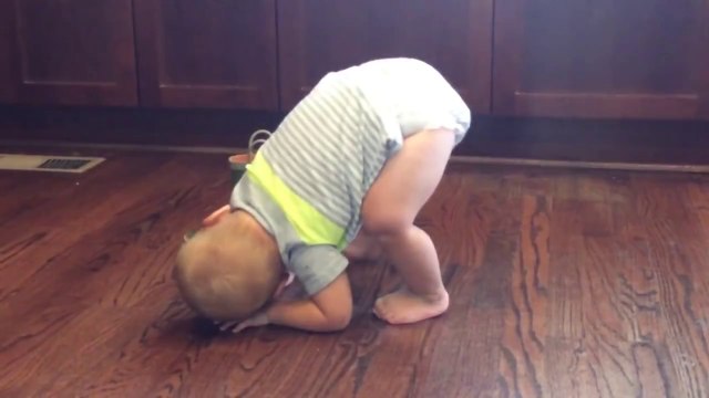 Un bébé essaie d'enfiler sa première botte