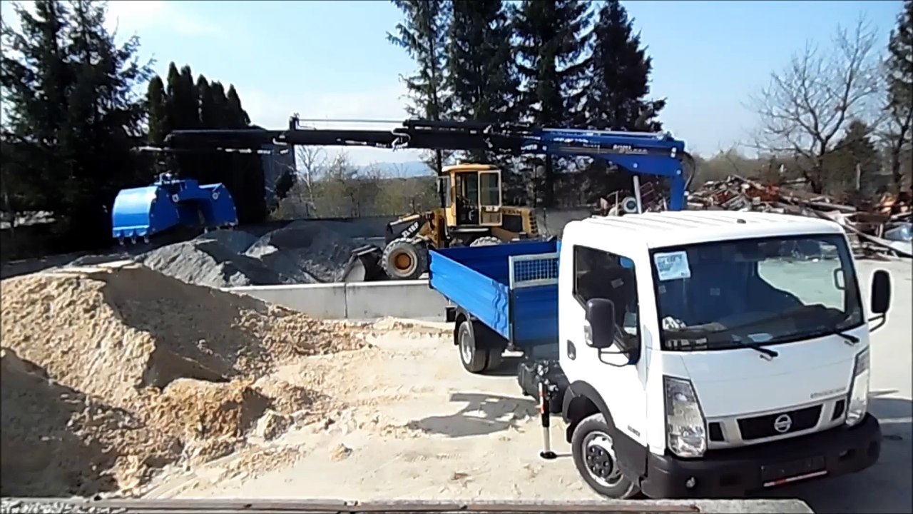 Żuraw HDS BEFARD wraz z łyżką do materiałów sypkich i sterowaniem radiowym na NISSAN CABSTAR