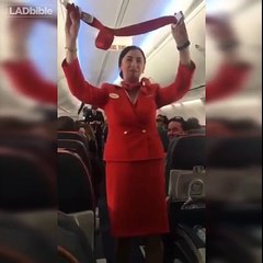 Des supporters de foot distraient une hôtesse de l'air !