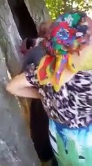 Hilarant une femme se retrouve coincée dans un arbre !