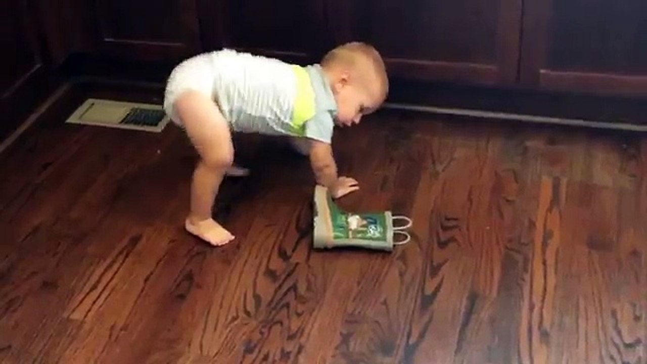 Quand un bébé tente d'enfiler une botte