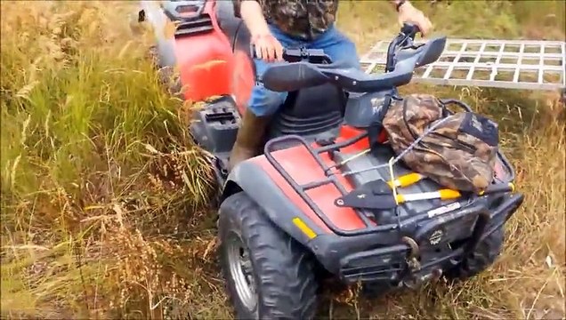 Un papy foire le chargement de son quad sur un pickup !