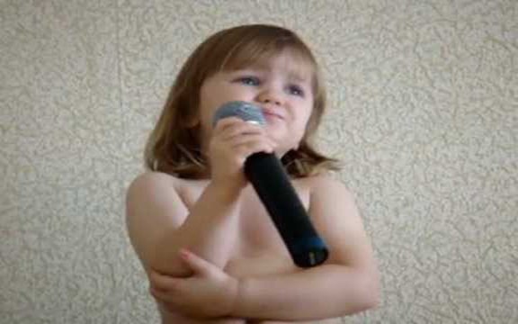 Вот так нужно петь в два года. Первый сольный концерт. Готовьтесь посмеяться от души!