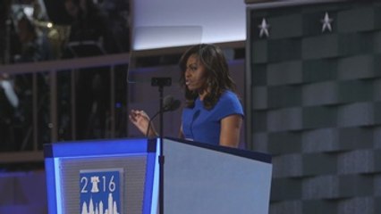 Michelle Obama: las elecciones son sobre quién "definirá vidas de nuestros hijos"