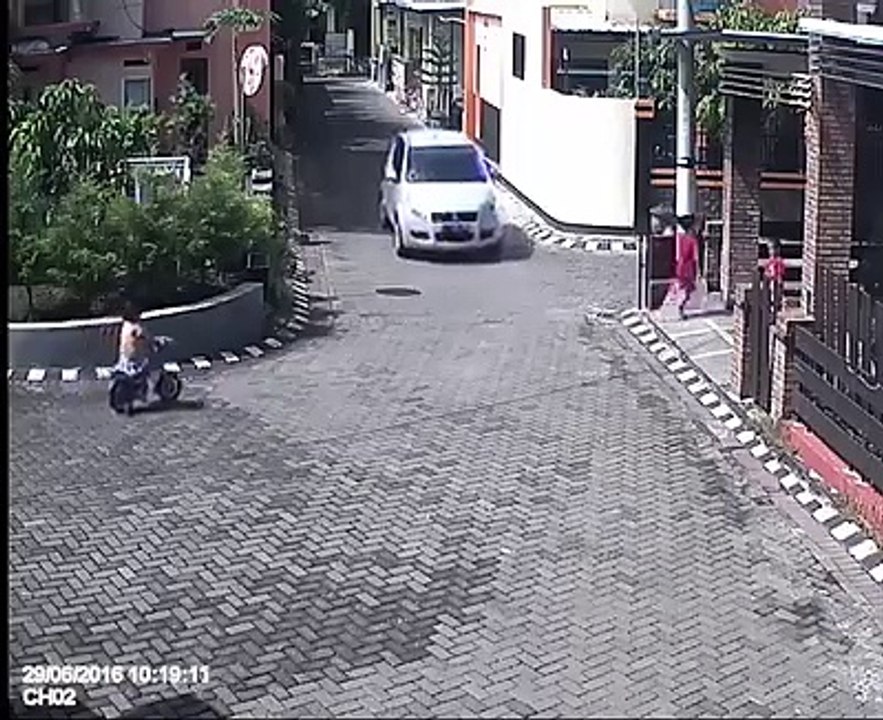 Un enfant passe sous les roues d'une voiture !