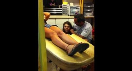 Cette femme ne va pas supporter de regarder un piercing