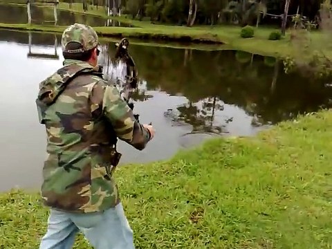 Ce pecheur à l'arc attrape deux poissons en un seul tir!
