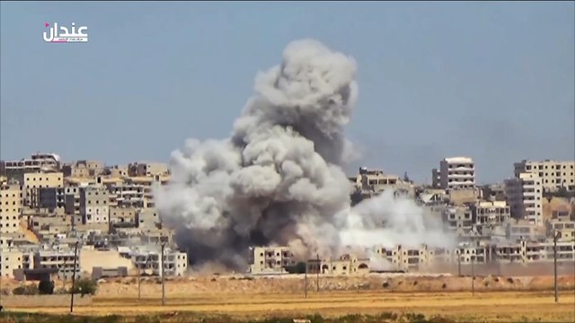 الطائرات الروسية تقصف حي الصاخور بالقنابل المسمارية