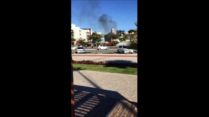 Carro pega fogo na Avenida Dante Michelini