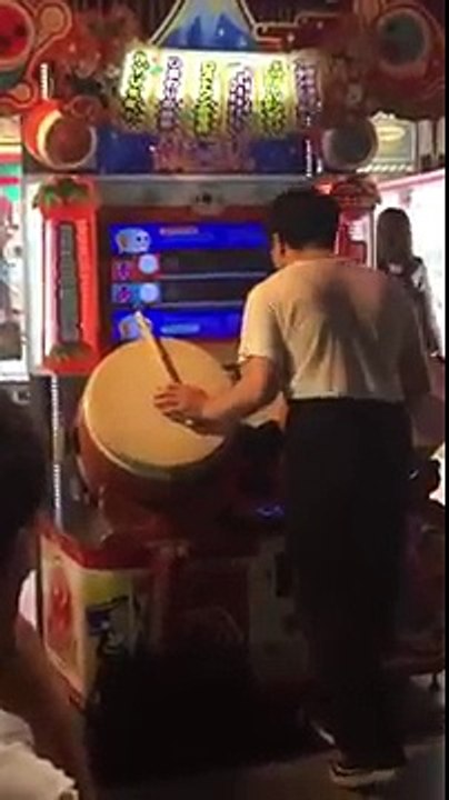 新宿にヤバイやつがいた。。。　二刀流太鼓の達人　それでは聞いてください、ゴールデンボンバーで女々しくて　2016年7月26日