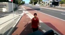 Ce fou attaque un bus et défonce le pare brise à mains nues à Sydney !