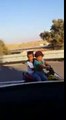 2 gamins s'échappent sur l'autoroute en mini voiture électrique