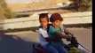 2 gamins s'échappent sur l'autoroute en mini voiture électrique