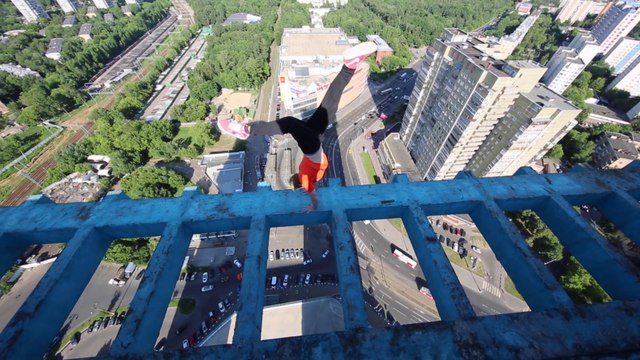 Il marche sur les murs des rooftops les plus hauts du monde !