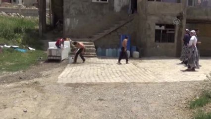 Sıcaktan Bunalan Çocuklar Buzdolabında Serinledi