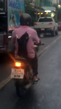 Ce motard a un passager très particulier, vous n’en croirez pas vos yeux !