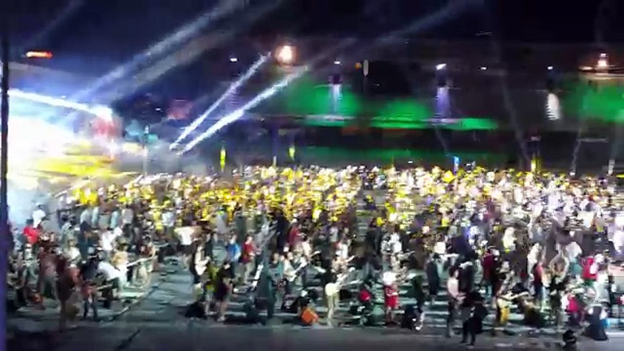 1200 musiciens jouent Smells Like Teen Spirit