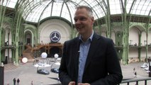 Mercedes remplacé par des sous-vêtements sur les Champs-Elysées ?