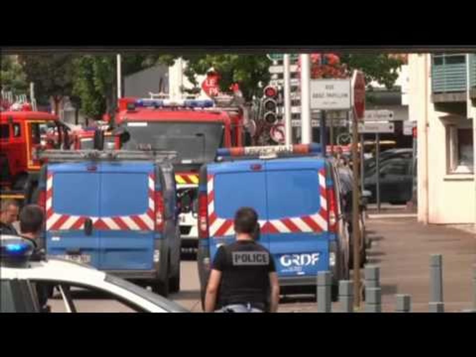 Dos islamistas asaltan una iglesia en Francia y degüellan al cura