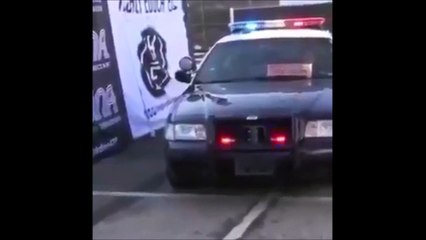 Deux policiers fument un joint alors qu'ils sont en service!