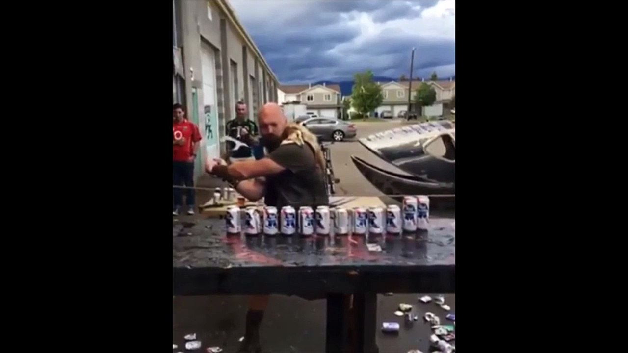 Il découpe 15 canettes de bière en un coup de hache! En mode VIKING