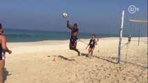 Ainda sem clube, Riascos treina em praia do Rio