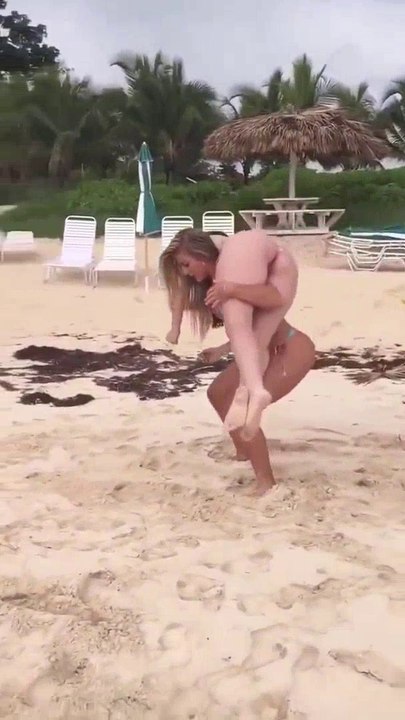 Plajda Squat Yapan Kız