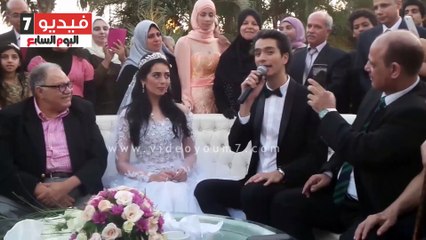 بالفيديو.. محمد محسن يغنى لـ هبة مجدى "بحبك من زمان" فى عقد قرانهم