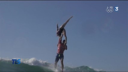 Le surf tandem, entre glisse et acrobaties