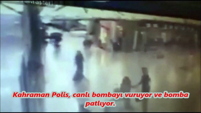 Kahraman Polis, canlı bombayı vuruyor ve bomba patlıyor.