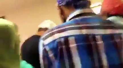 Langar Vich Ladai - Kahn Das De Chele Kende Sharaab Vartao