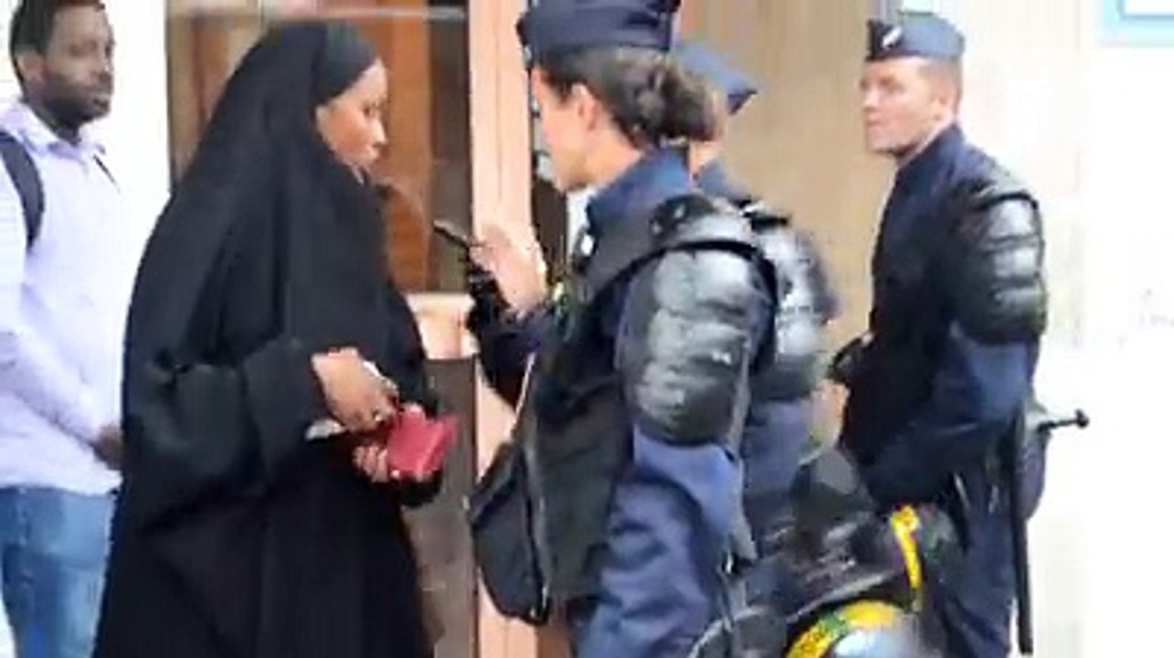Un Policier Français bouscule une Femme voilée