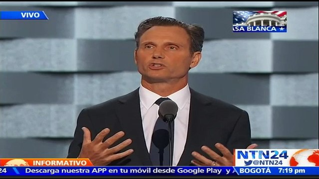Actor Tony Goldwyn manifiesta su apoyo a la candidata Hillary Clinton durante la Convención Demócrata