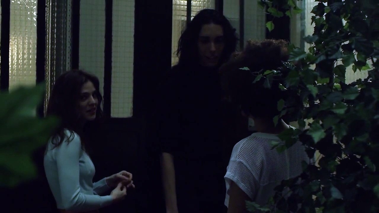 Yanis: Hypnotized - Dancers lose control in this electro-pop music video