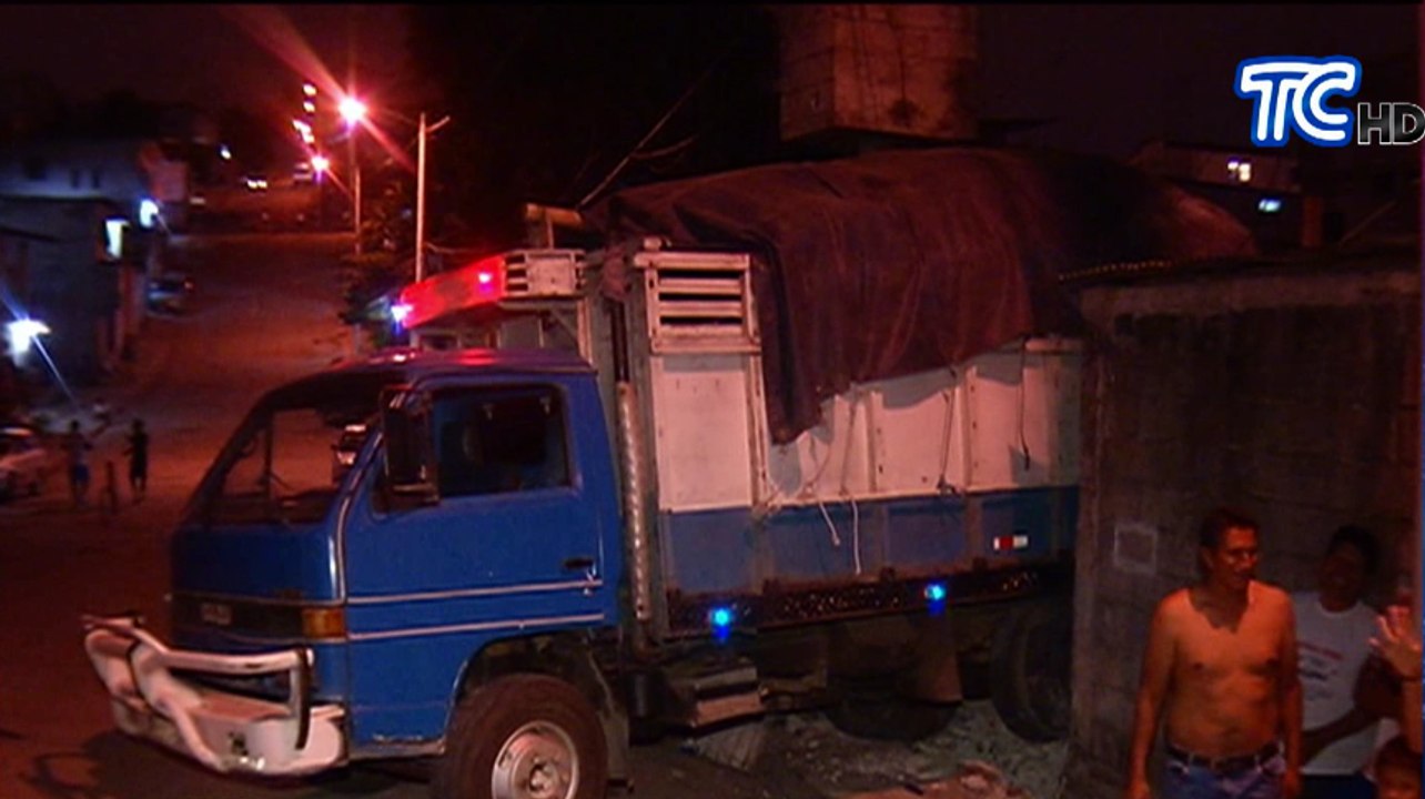 Camión destroza la pared de una vivienda en Guayaquil dejando a dos personas heridas
