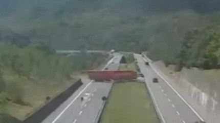 Italie Un Camion Fait Demi Tour Au Milieu De L Autoroute Video Dailymotion