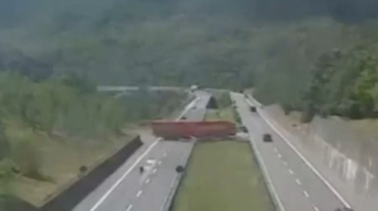 Italie: un camion fait demi-tour au milieu de l'autoroute